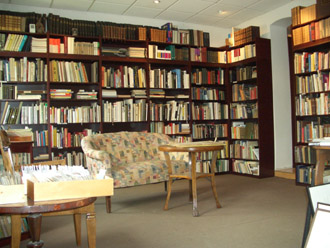 Tisch mit B&uuml;chern