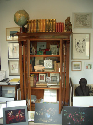 Tisch mit B&uuml;chern